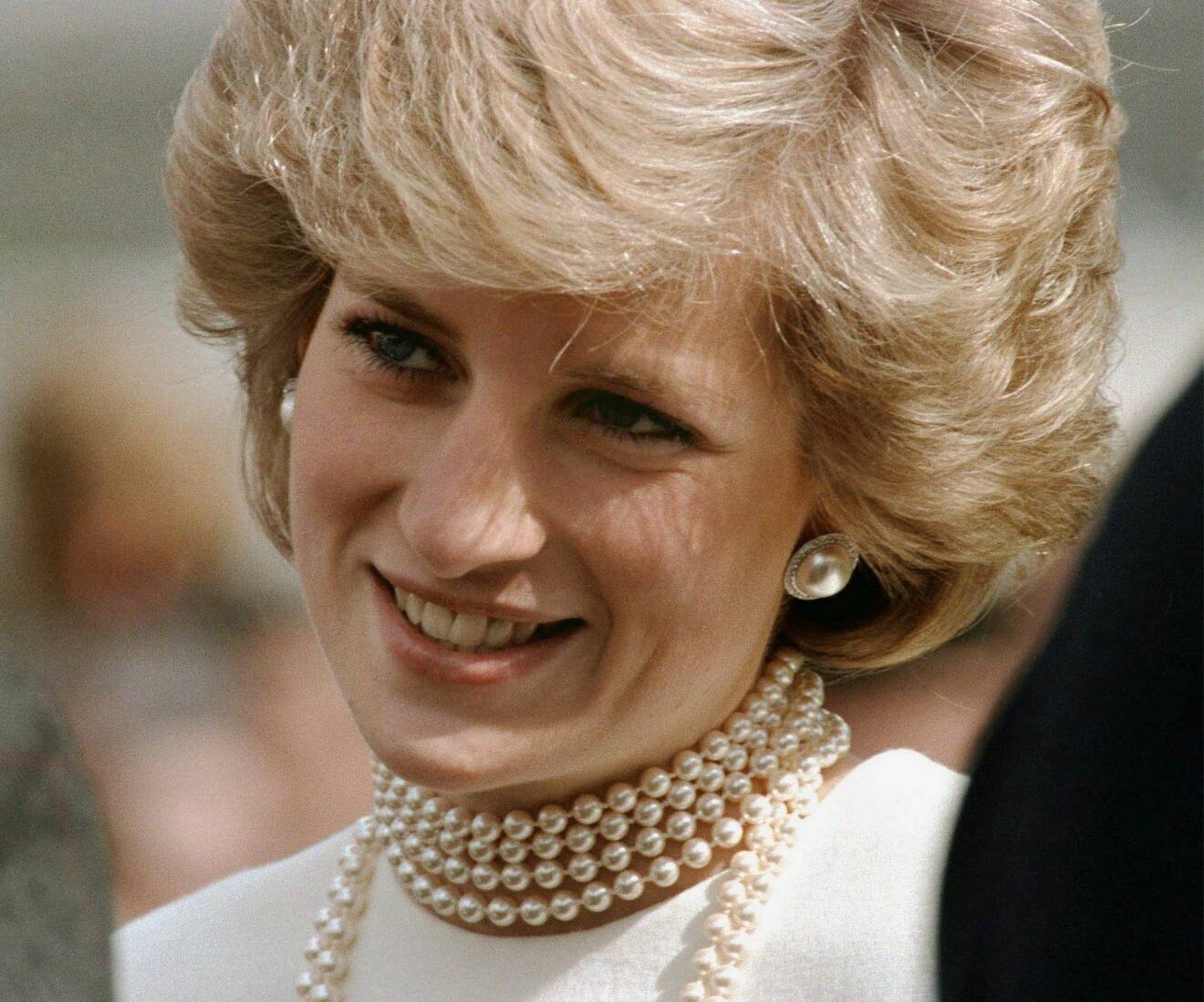 Diana i pärlhalsband och pärlörhängen, 1986.