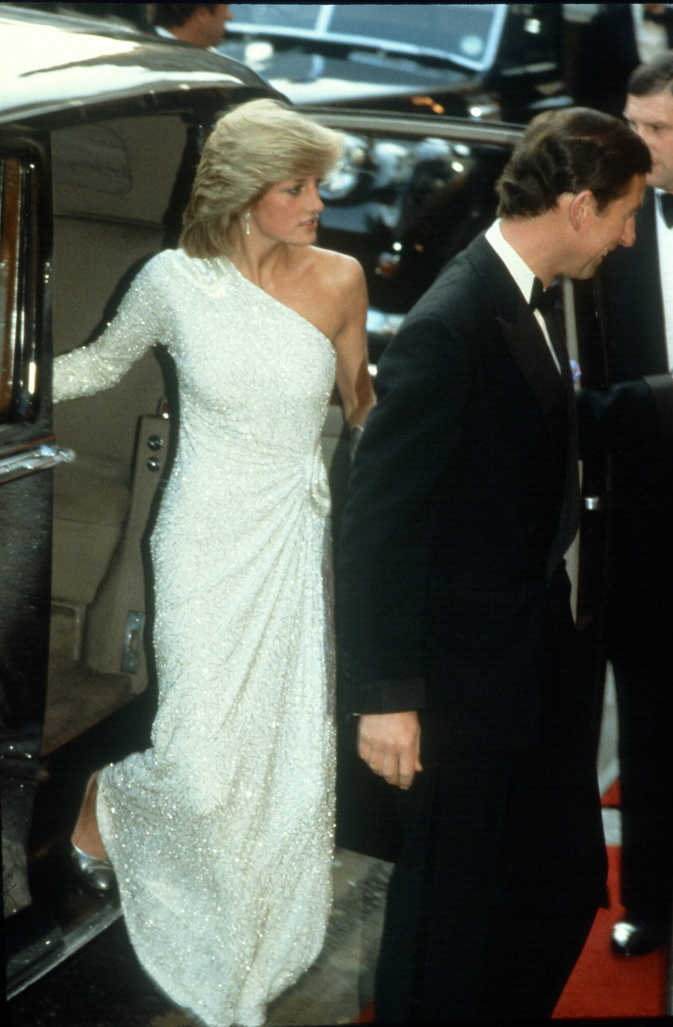 Diana i glittrande galaklänning i one shoulder-modell, 1983.