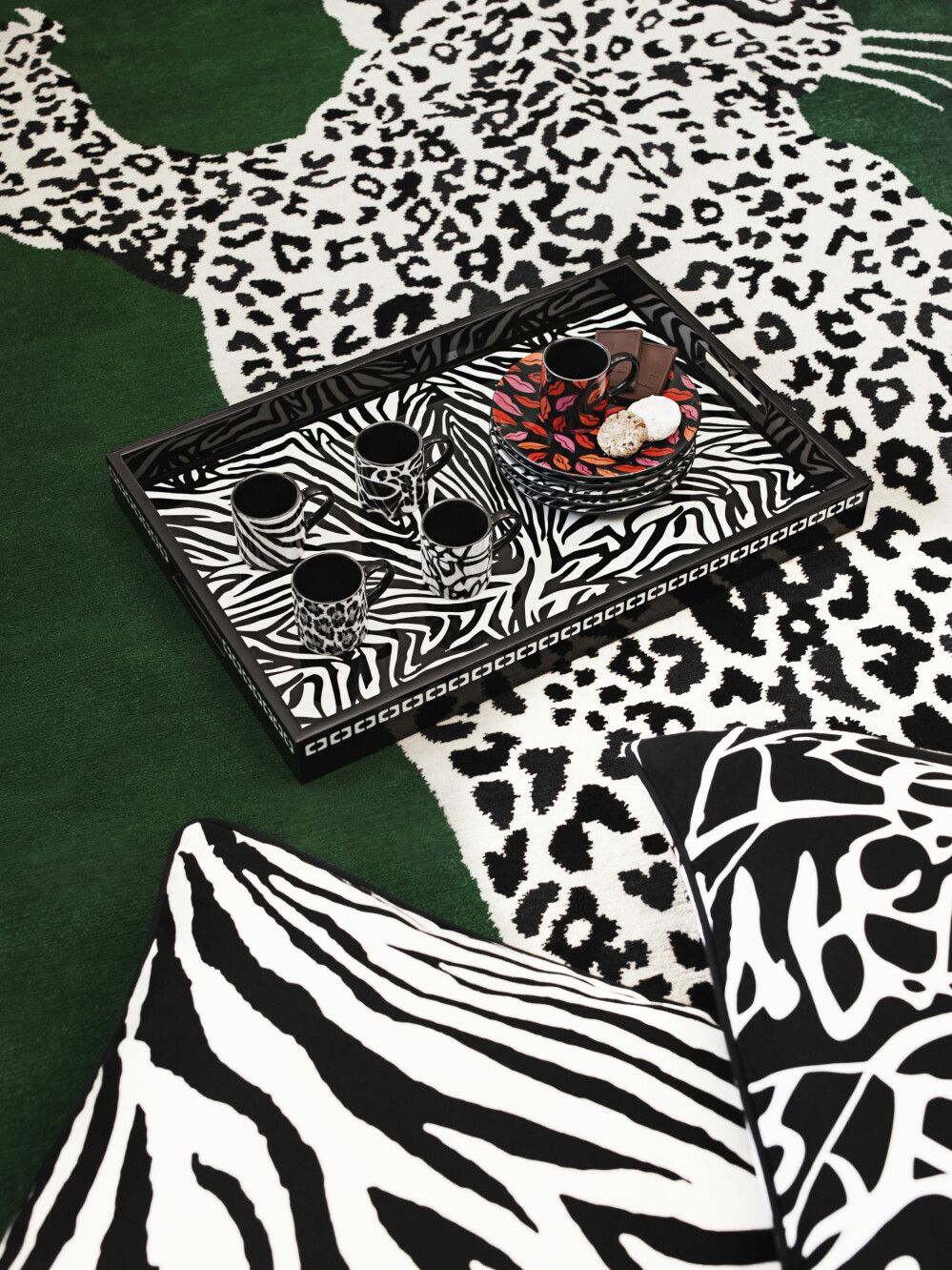 Länge leve djurmönster! Leopard- och zebramönster genomsyrar hela samarbetet. Diane von Furstenberg x H&M Home, mönstrad bricka