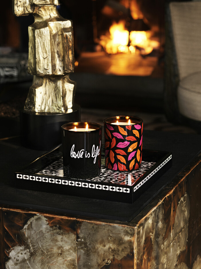 Doftljusen, som bland annat kommer i doft av cederträ och amberträ, pryds även de av Diane von Furstenbergs klassiska motiv. Diane von Furstenberg x H&M Home, se bilderna här