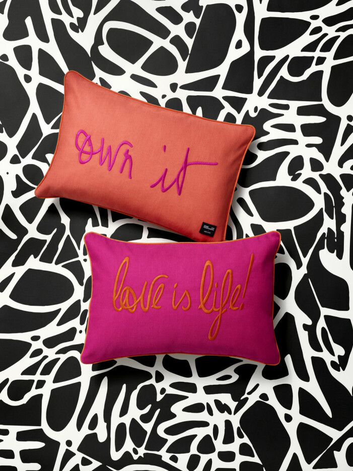 Satsa på en färgklick! Kuddarna går i rosa och orange, perfekta kontraster. Diane von Furstenberg x H&M Home, kuddar med tryck