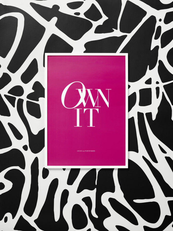 Own it, ett kort men koncist favoritcitat för Diane von Furstenberg som pryder både posters och kuddar. Diane von Furstenberg x H&M Home, Own it poster
