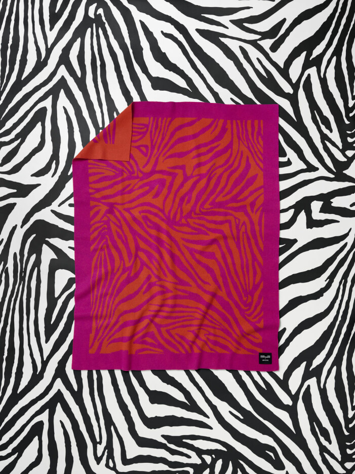Zebramönstrad pläd ur kollektionen, även den i en somrig rosa- och orange färgpalett. Diane von Furstenberg x H&M Home, djurmönstrad pläd