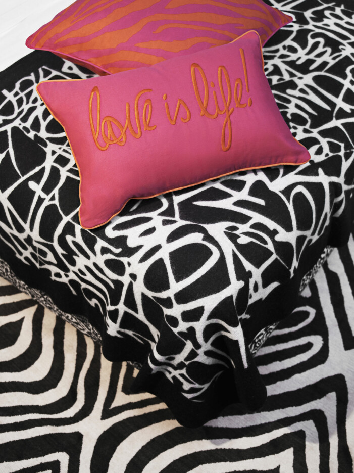 Samarbetet innehåller en rejäl dos textilier, från kuddar och sängkläder till mysiga plädar. Diane von Furstenberg x H&M Home, kuddar Own it