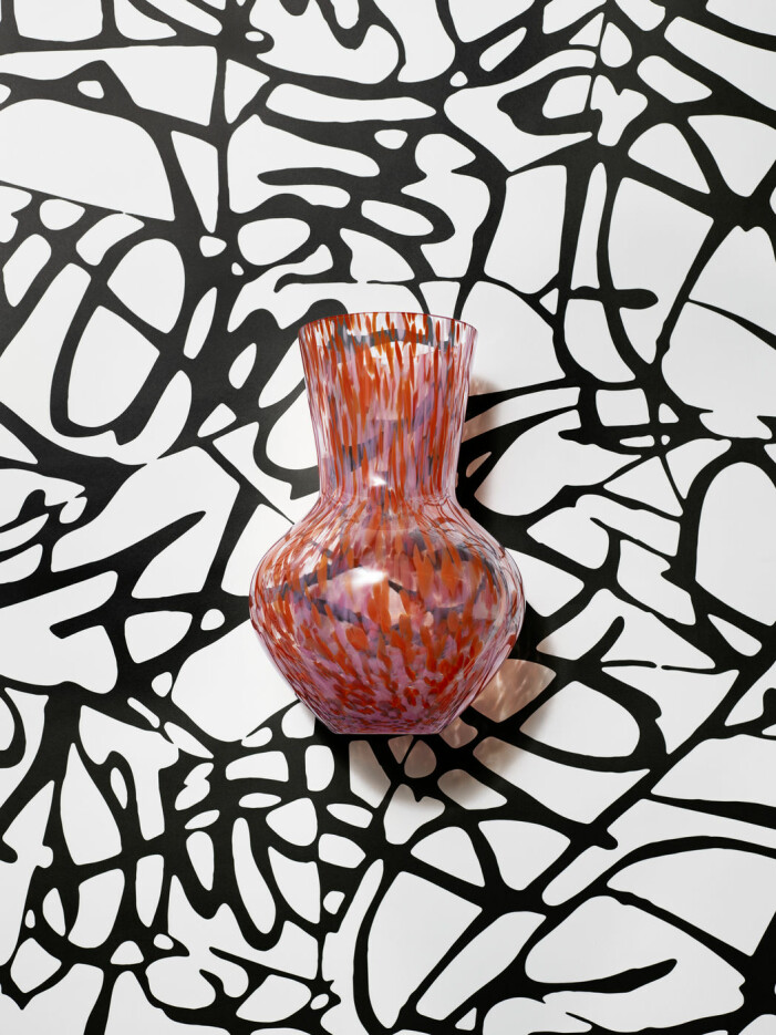 – I den här kollektionen använde jag också en del orange, då jag älskar solnedgången, säger Diane von Furstenberg. Diane von Furstenberg x H&M Home, mönstrad vas