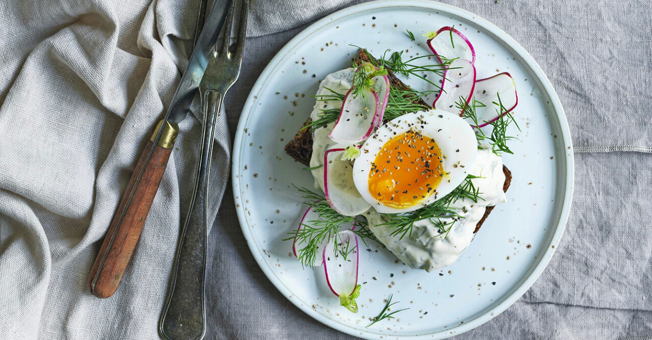 Örtig dillsill med krämigt ägg | ELLE