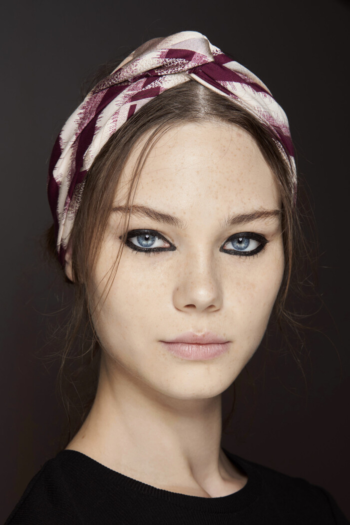 Hårband eller torrschampo, eller både och för att rädda en dålig hårdag? Inspiration från backstage Dior SS 21. Dior SS 21