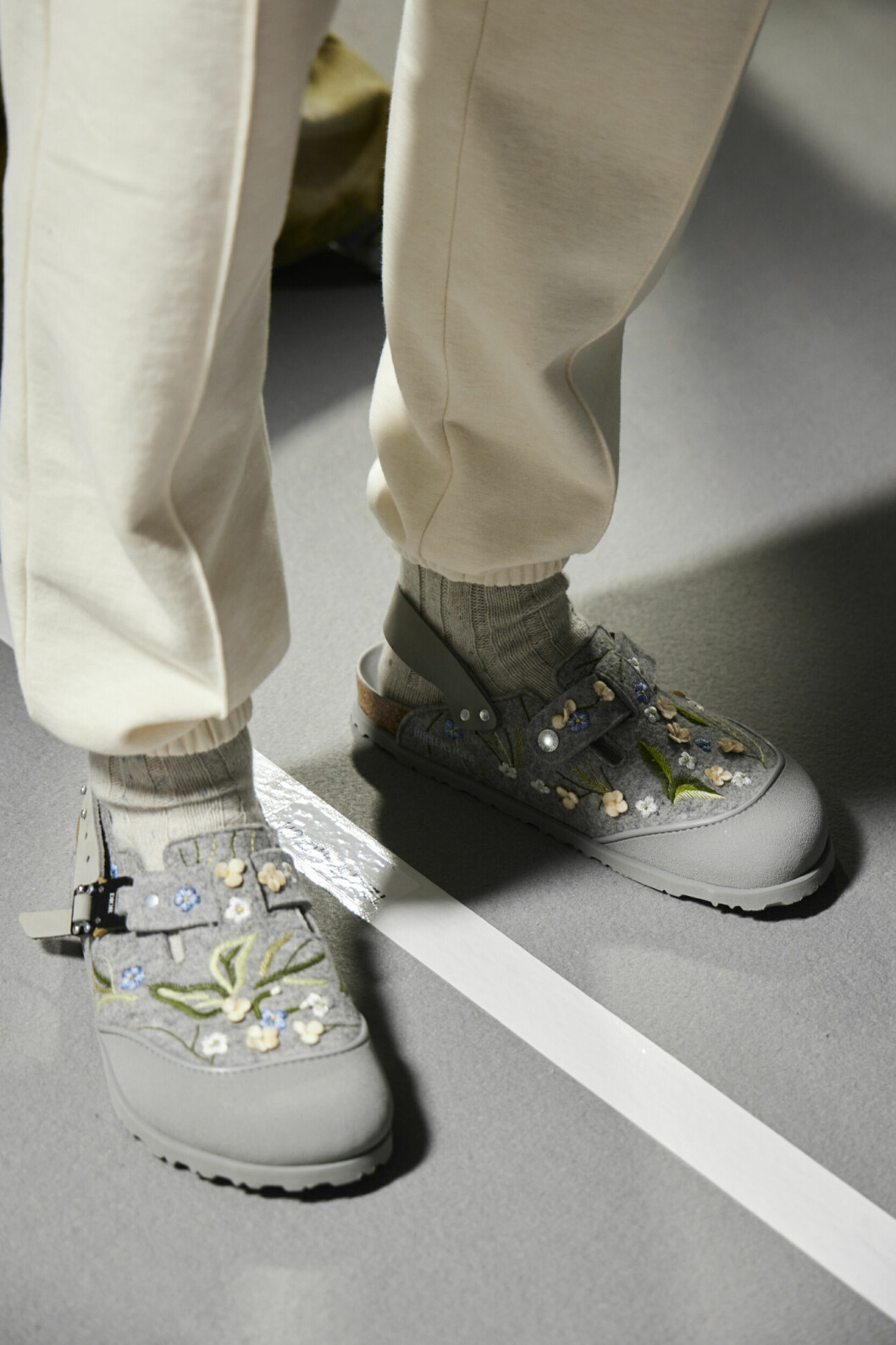Broderade detaljer syntes på några av Dior x Birkenstock-skorna under AW22-visningen i Paris. Dior x Birkenstock.