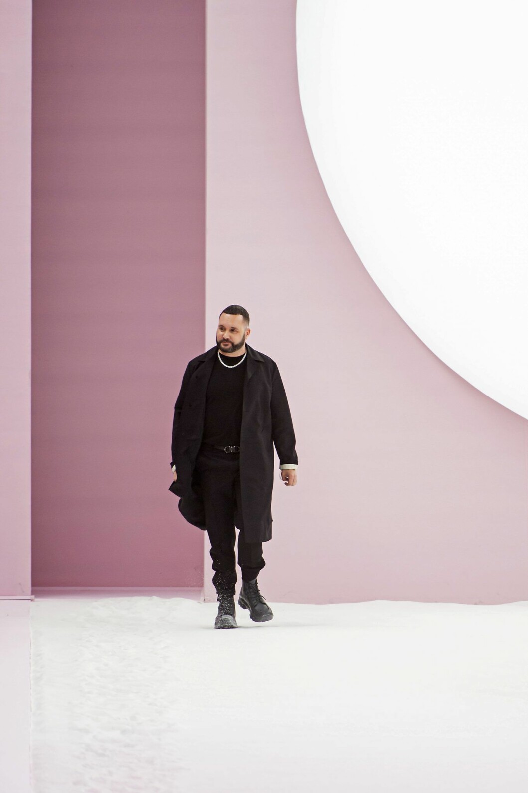Kim Jones på Dior’s höstvisning 2020. Diors Kim Jones designer för Fendi