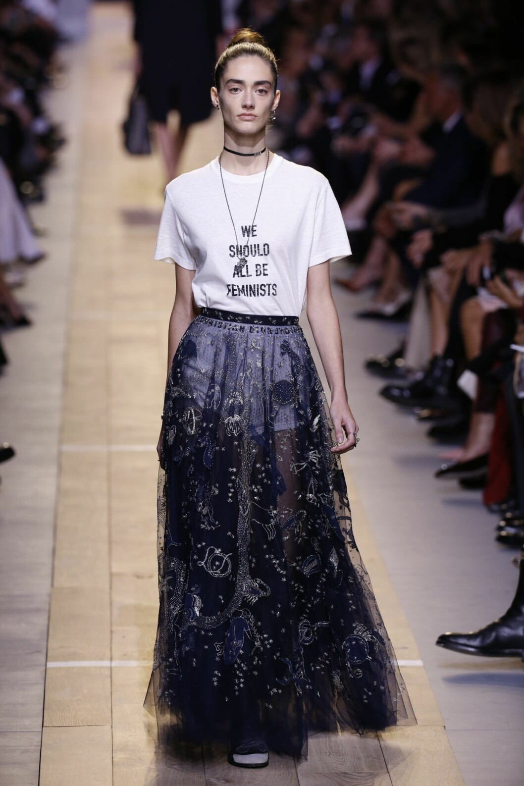 Diors t-shirt med feministiskt budskap blev en stor snackis efter visningen. Diors t-shirt med texten We should all be feminists