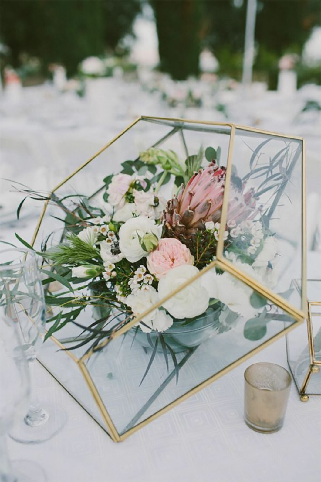 Via: <a href="http://www.tulleandchantilly.com/blog/wp-content/uploads/2015/12/modern-gold-geometric-vases-spring-wedding-centerpieces-for-creative-couples.jpg" target="_blank" rel="noopener">tulleandchantilly</a> Bind egna bröllopsblommor till dukning