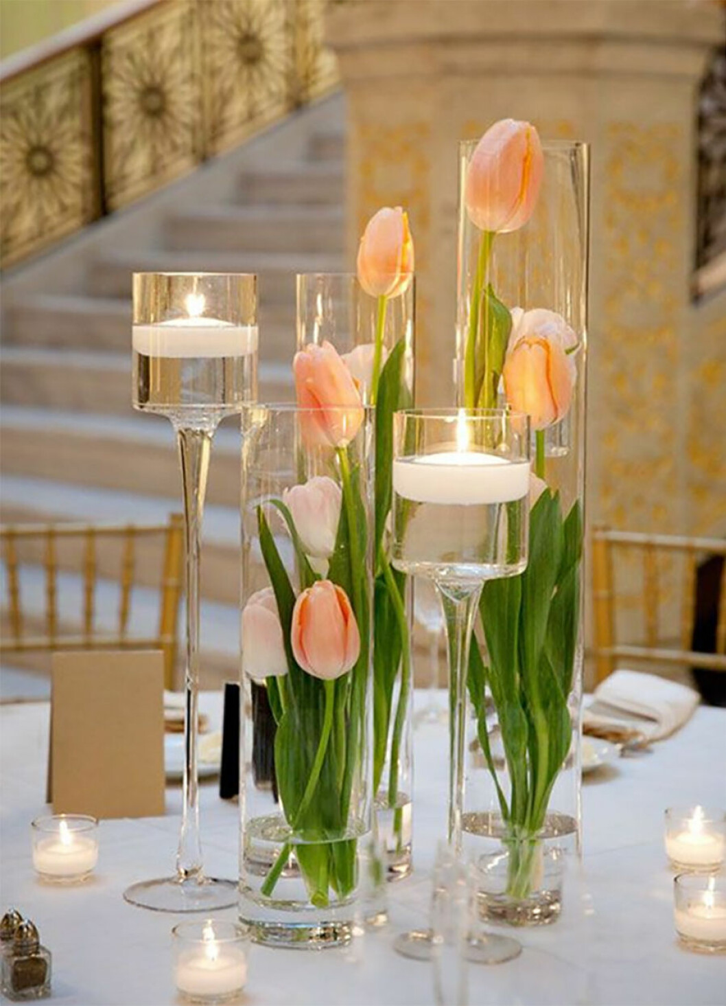 Via: <a href="http://www.tulleandchantilly.com/blog/27-stunning-spring-wedding-centerpieces-ideas/" target="_blank" rel="noopener">Tulleandchantilly</a> Persikofärgade tullpaner