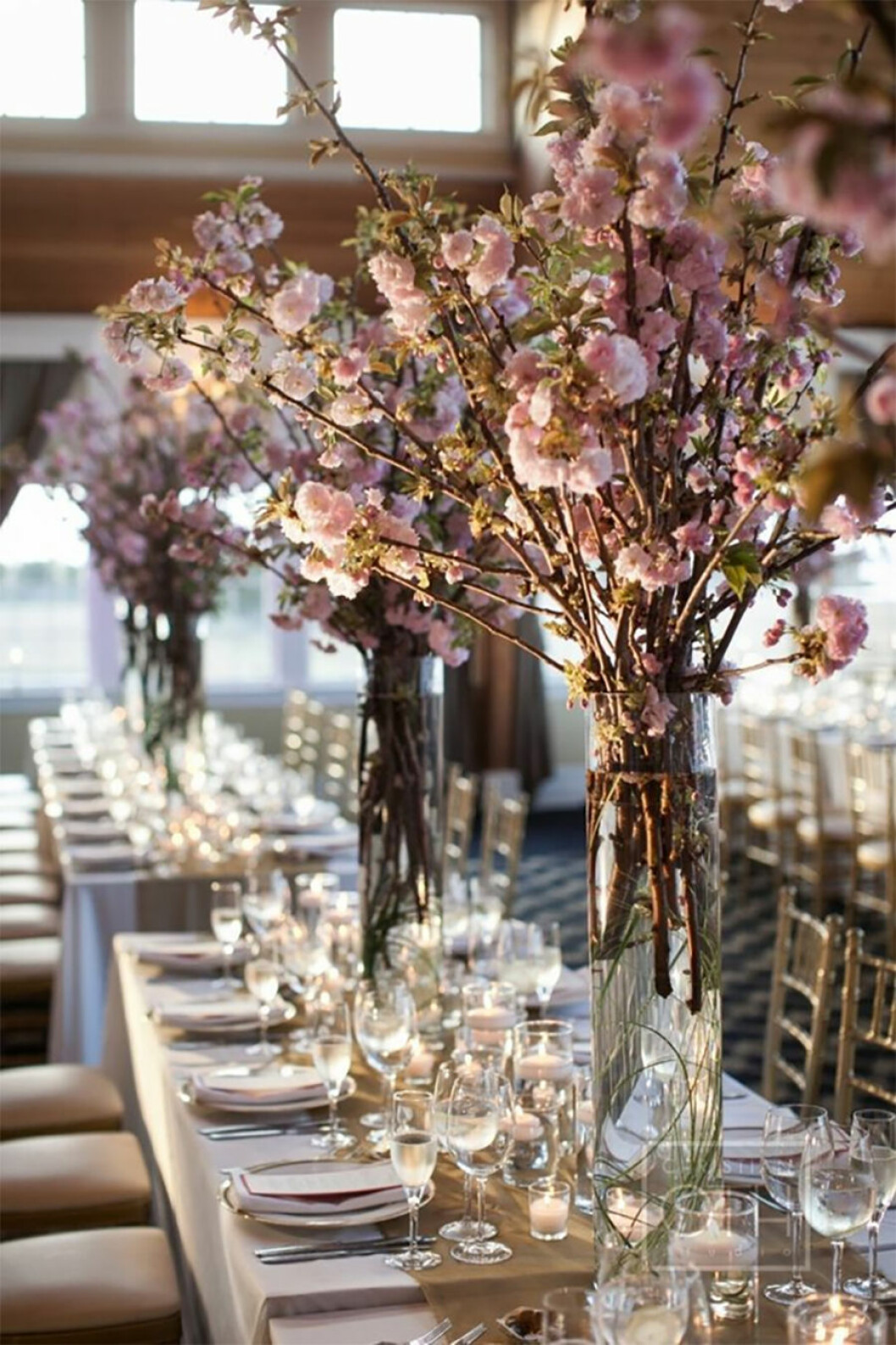 Via: <a href="http://www.tulleandchantilly.com/blog/wp-content/uploads/2015/12/beautiful-wedding-centerpiece-with-gorgeous-cherry-blossoms.jpg" target="_blank" rel="noopener">tulleandchantilly</a> Bröllopsdukning med rosa blommor