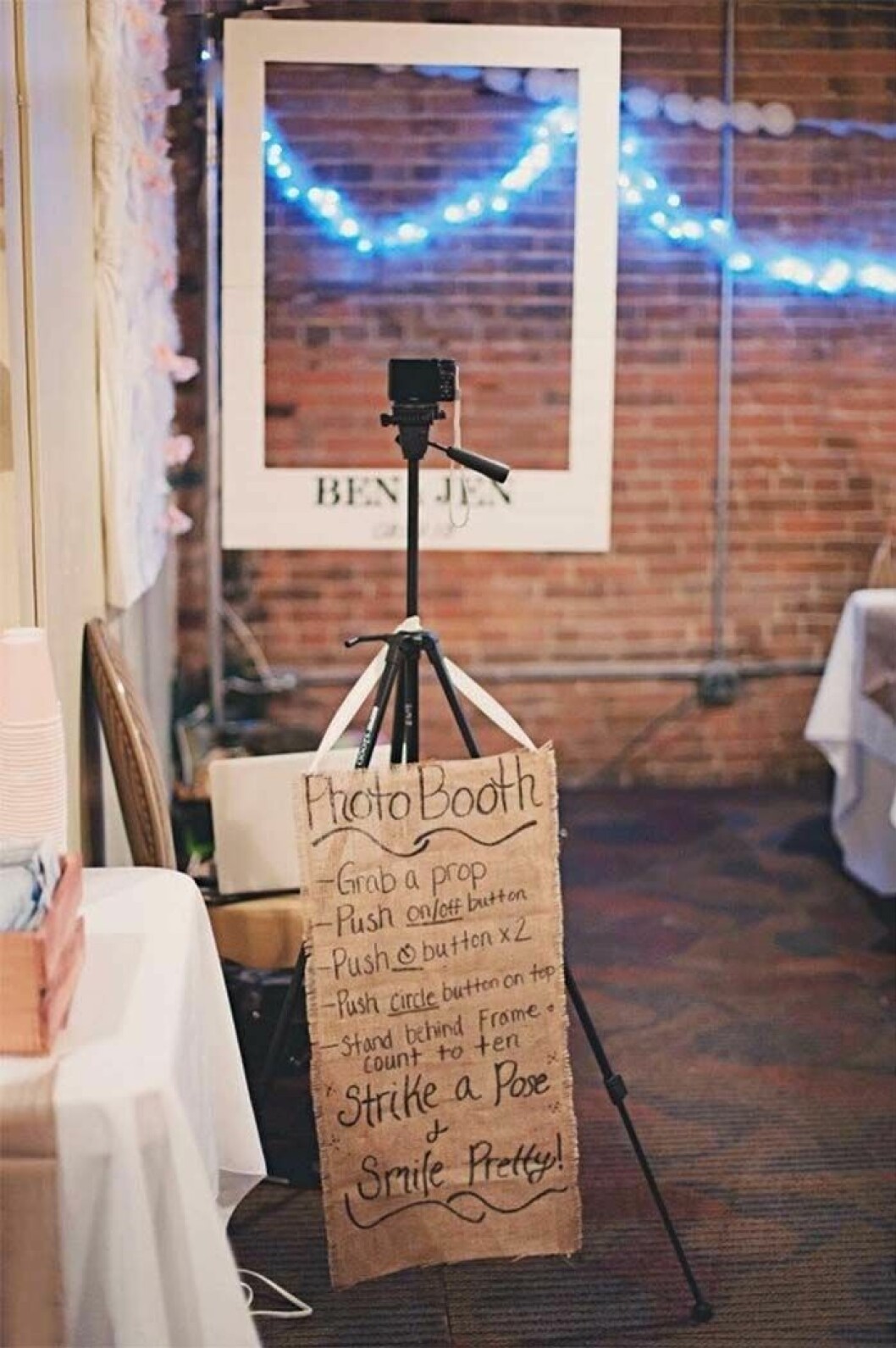 Via: <a href="http://www.buzzfeed.com/peggy/things-to-diy-instead-of-buy-for-your-wedding#.tawnXoOyl" target="_blank" rel="noopener">buzzfeed</a> Fotobås till bröllop.