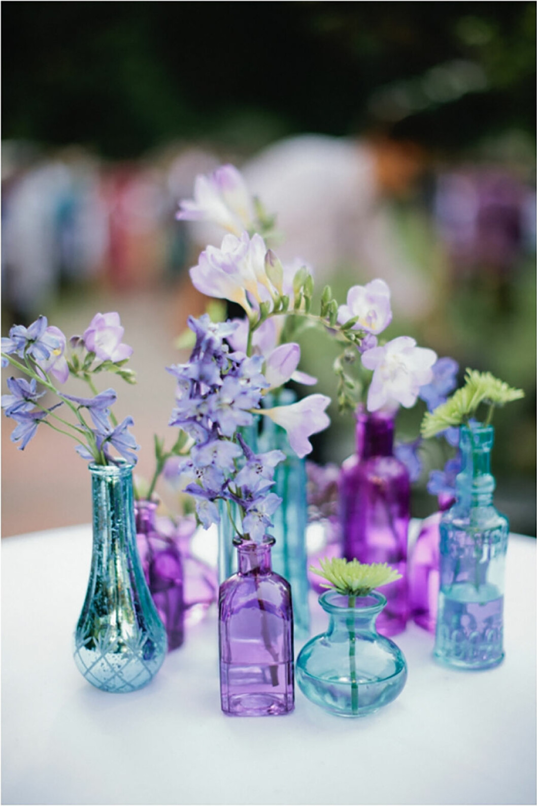 Via: <a href="http://www.lemagnifiqueblog.com/2013/03/cottage-creek-inn-wedding-by-meg-ruth.html?utm_source=feedburner" target="_blank" rel="noopener">Lemagnifiqueblog</a> Färgglada småvaser med blommor i