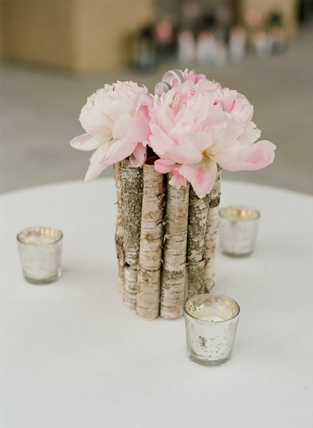Via: <a href="http://indulgy.com/post/KOWJ4HkmZ1/blush-peonies-with-birch-wood-vase" target="_blank" rel="noopener">Indulgy</a> Vas gjord av pinnar - bröllopsdekoration
