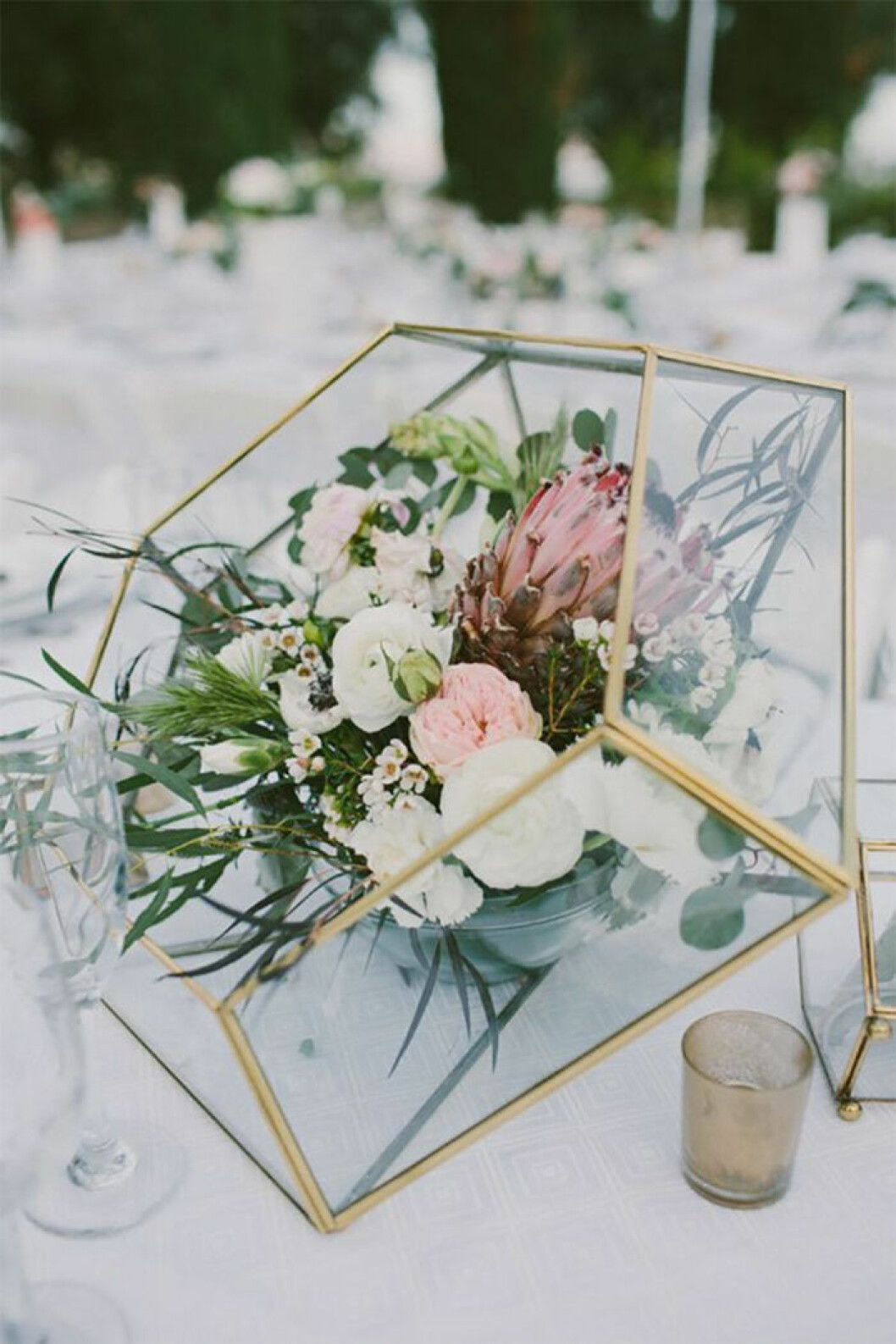 Annorlunda vaser. Via: <a href="http://www.tulleandchantilly.com/blog/wp-content/uploads/2015/12/modern-gold-geometric-vases-spring-wedding-centerpieces-for-creative-couples.jpg" target="_blank" rel="noopener">tulleandchantilly</a> Annorlunda vaser.