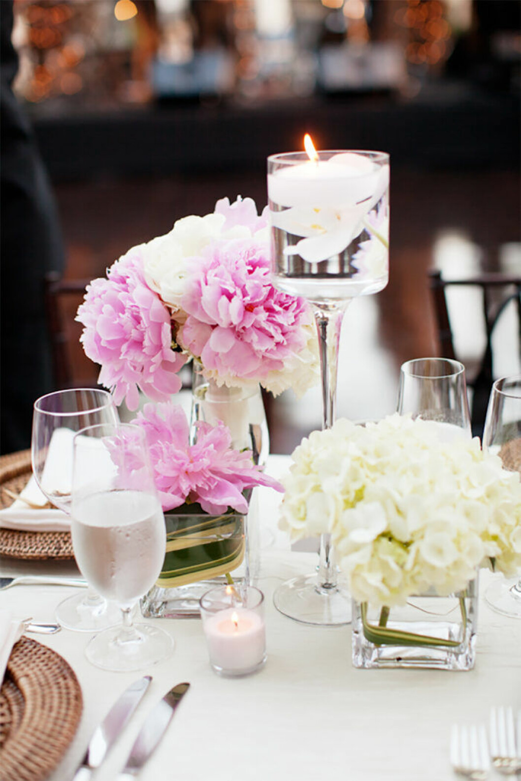Blanda högt och lågt. Via: <a href="http://southernweddings.com/2012/03/19/florida-peony-wedding-by-studio-222-photography/" target="_blank" rel="noopener">Southernweddings</a> Blanda högt och lågt.