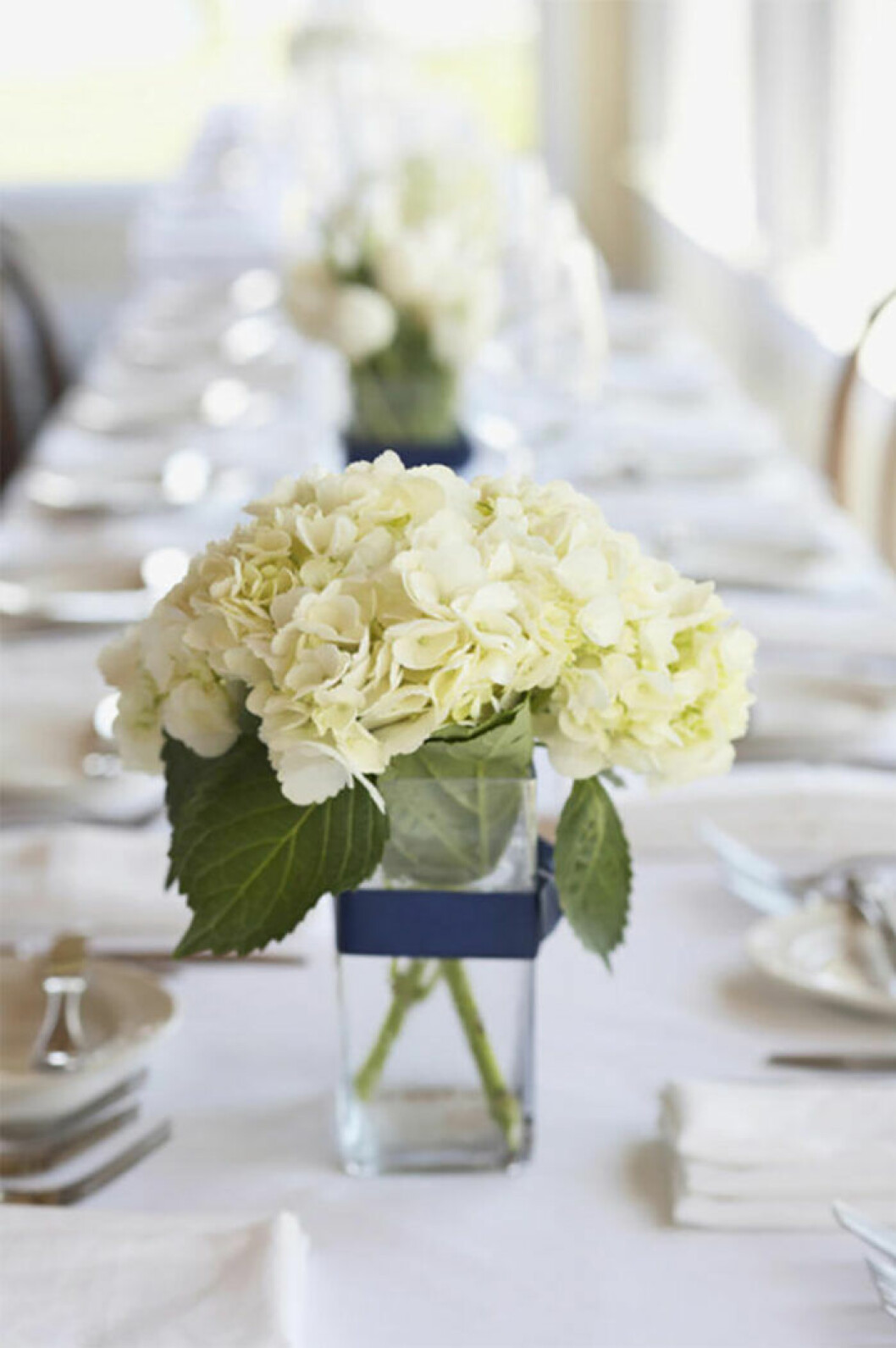 Stilrent och klassiskt. Via: <a href="http://www.intimateweddings.com/blog/beautiful-and-budget-friendly-flower-arrangements-at-bunches-direct/" target="_blank" rel="noopener">Intimateweddings</a> Stilrent och klassiskt.