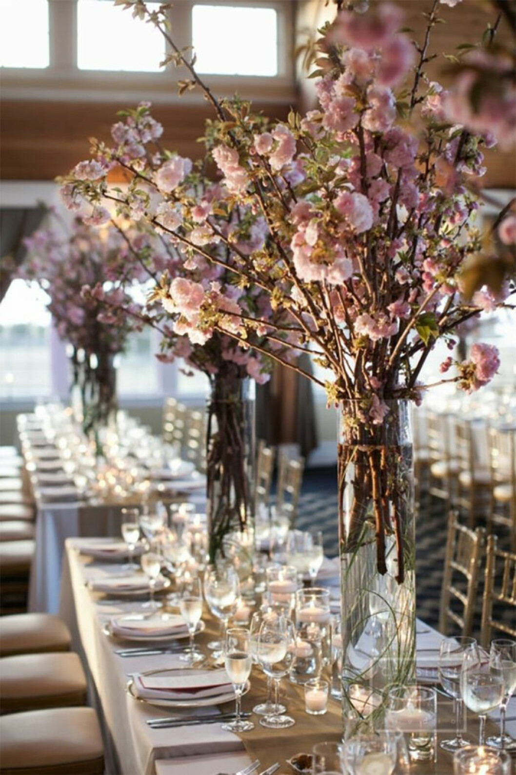 Vackra, höga blommor i pastell. Via: <a href="http://www.tulleandchantilly.com/blog/wp-content/uploads/2015/12/beautiful-wedding-centerpiece-with-gorgeous-cherry-blossoms.jpg" target="_blank" rel="noopener">tulleandchantilly</a> Vackra, höga blommor i pastell.