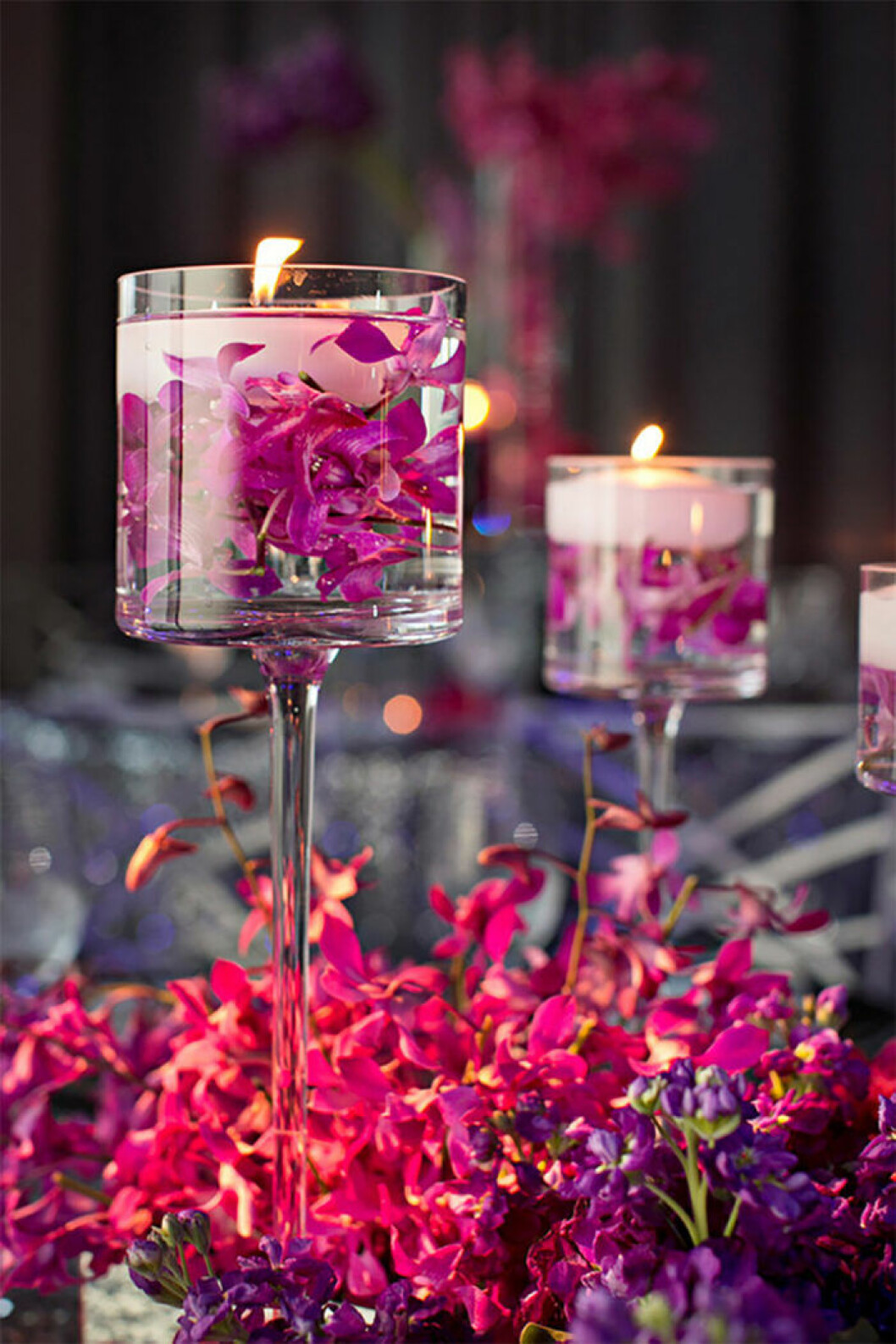 Välj starka färger. Via: <a href="http://www.elegantweddinginvites.com/16-stunning-floating-wedding-centerpiece-ideas/" target="_blank" rel="noopener">Elegantweddinginvites</a> Välj starka färger.