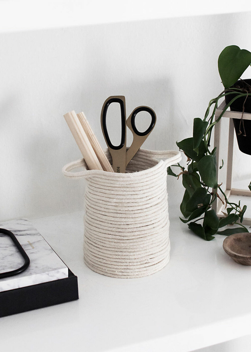 Foto: <a href="https://www.homeyohmy.com/diy-small-rope-basket/" target="_blank" rel="noopener">Homey oh my</a> diy förvaring för skrivbord och hemmakontor