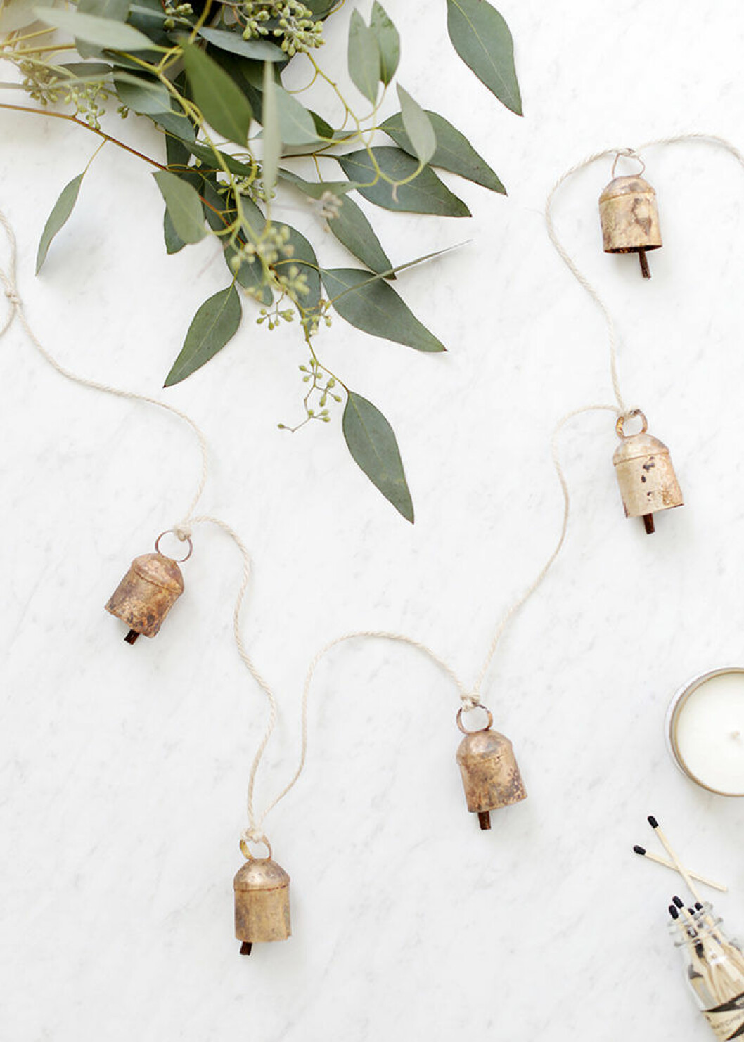Foto: <a href="https://themerrythought.com/diy/diy-tin-bell-garland/" target="_blank" rel="noopener">The Merry Thought</a> diy girlang med bjällror