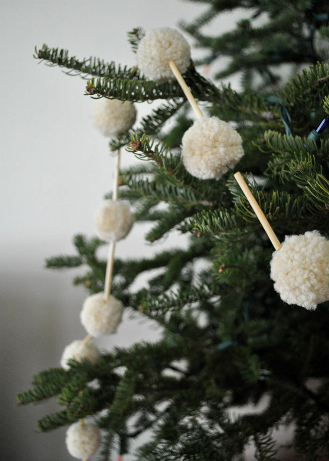 Foto: <a href="http://www.elsiemarley.com/straw-and-pompom-garland-tutorial.html" target="_blank" rel="noopener">Elsiemarley.com</a> diy girlang till julen