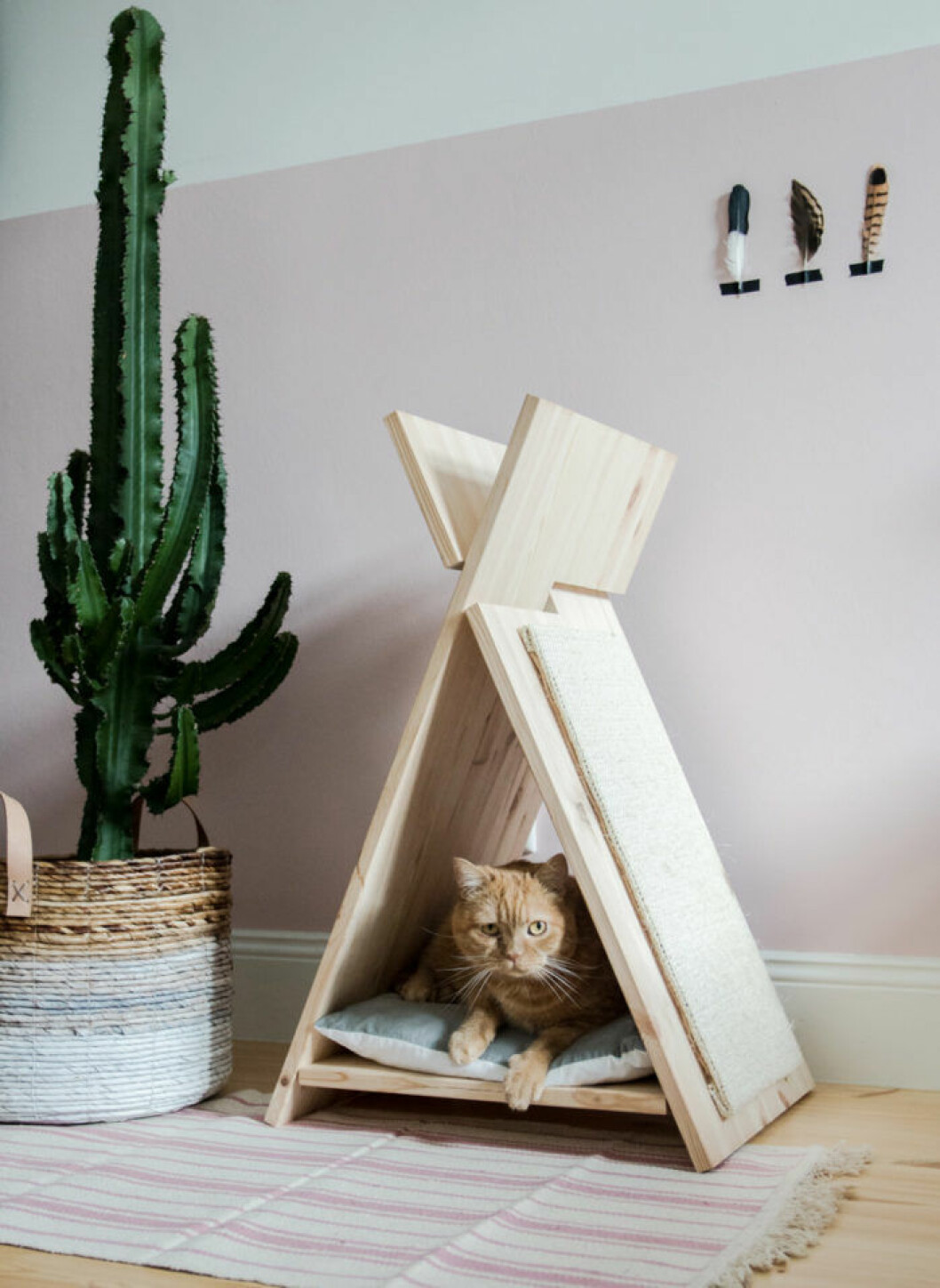 Foto: <a href="http://www.craftifair.com/diy-katzentipi-schlafplatz-und-kratzmobel-in-einem/" target="_blank" rel="noopener">Craftifair</a> DIY hus för katt och hund, klösbräda