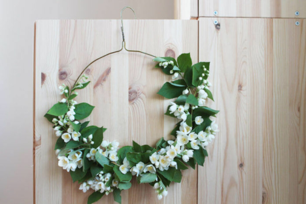 Foto: <a href="http://hejregina.elledecoration.se/blommor-overallt/" target="_blank" rel="noopener">Hej Regina</a> DIY-krans-hejregina
