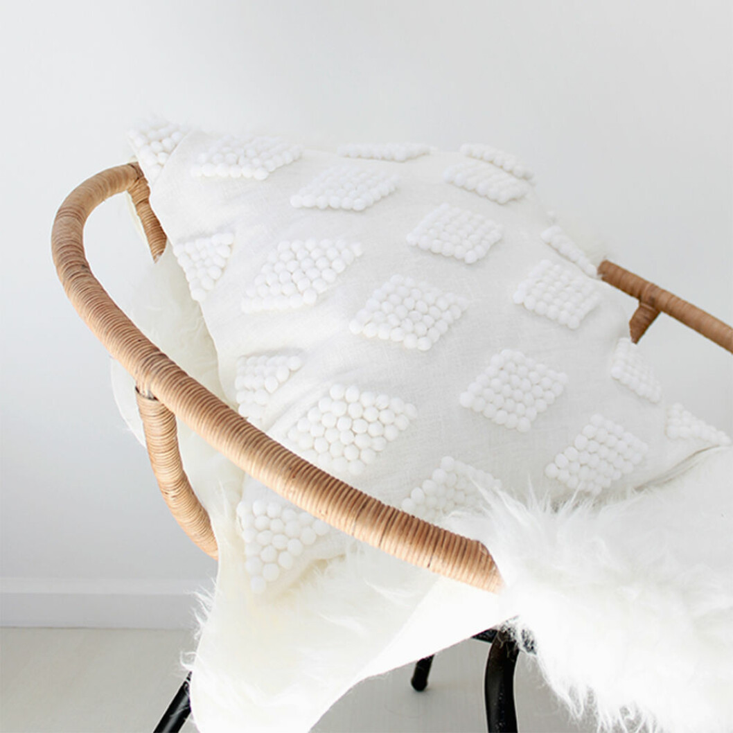 Foto: <a href="http://almostmakesperfect.com/2016/03/09/diy-modern-pom-pom-pillow/" target="_blank" rel="noopener">Almost makes perfect</a> diy-kuddfodral