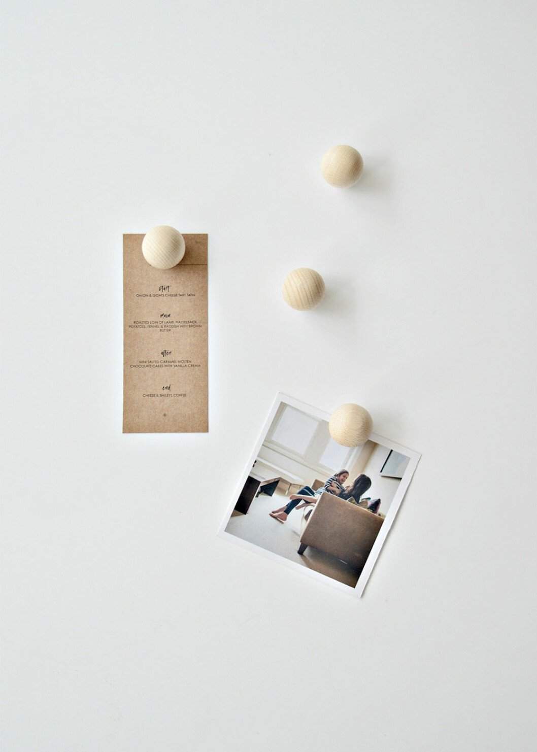 Foto: <a href="https://yourdiyfamily.com/2017/02/minimal-wooden-diy-fridge-magnets/" target="_blank" rel="noopener">Your DIY Family</a> DIY magneter från Your DIY Family