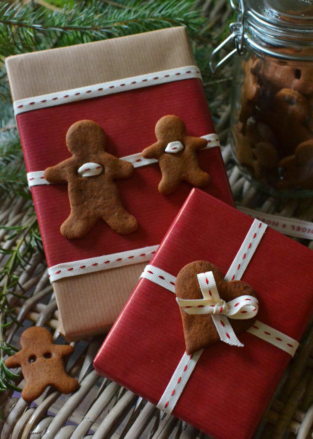 Foto: <a href="http://blog.decoratorsnotebook.co.uk/christmas/homemade-gingerbread-gift-tags-garlands/" target="_blank" rel="noopener">Decorator’s Notebook</a> diy paketinslagning med pepparkakor