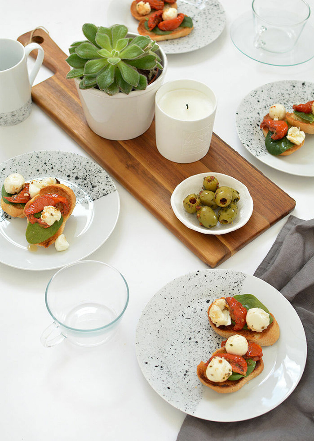 Foto: <a href="http://www.burkatron.com/2016/04/diy-how-to-make-speckled-tableware.html" target="_blank" rel="noopener">Burkatron</a> DIY-porslin med stänk