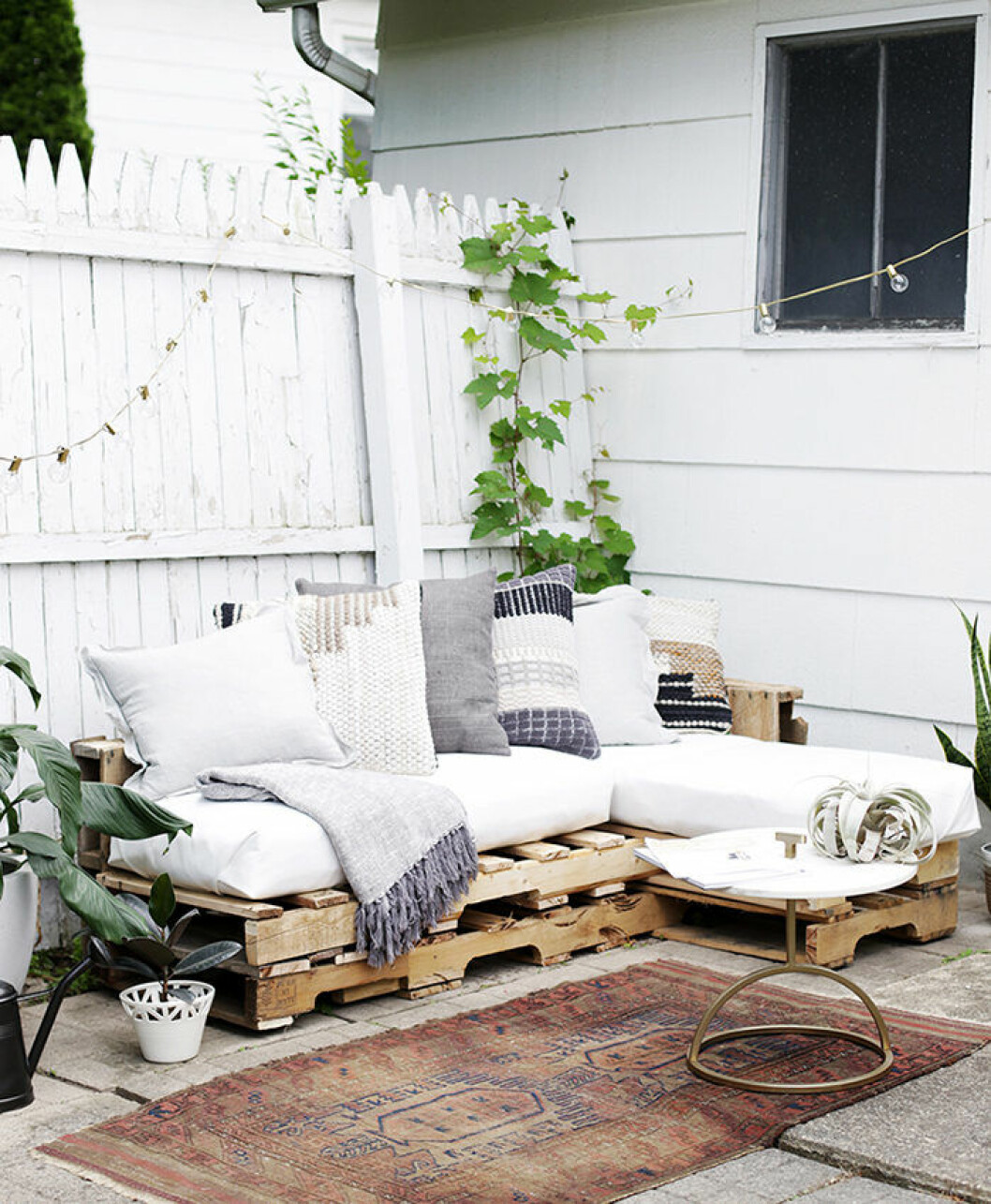 Foto: <a href="http://themerrythought.com/diy/diy-pallet-couch/" target="_blank" rel="noopener">The Merry Thought</a> DIY-projekt: Skapa en soffa med lastpallar