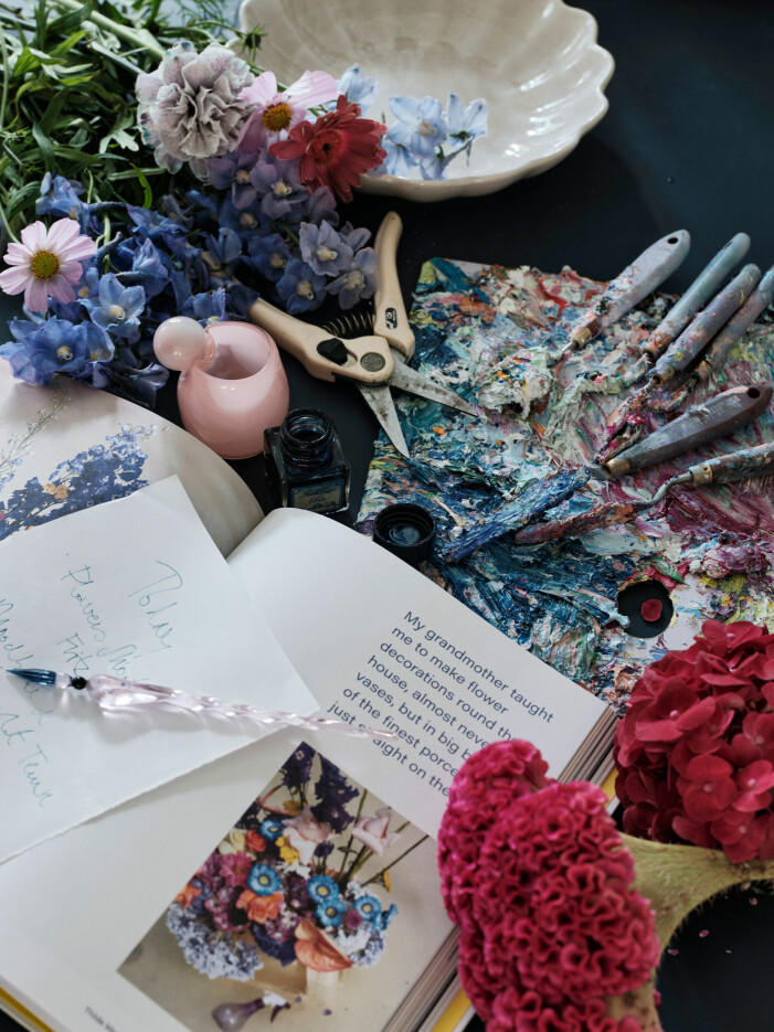 Kika in hos Thilde Maria Haukohl Kristensen @poppykalas på Instagram för mer inspiration. Foto: Andrea Papini Stylist: Marie Monrad Granbøl | Syns i: <a target="_blank" href="https://www.elle.se/decoration/fargsprakande-och-personligt-hemma-hos-poppykalas-i-kopenhamn/7148654">Färgsprakande och personligt hemma hos Poppykalas i Köpenhamn</a>. Skapa konst med blommor i sommar, DIY-projekt i sommar