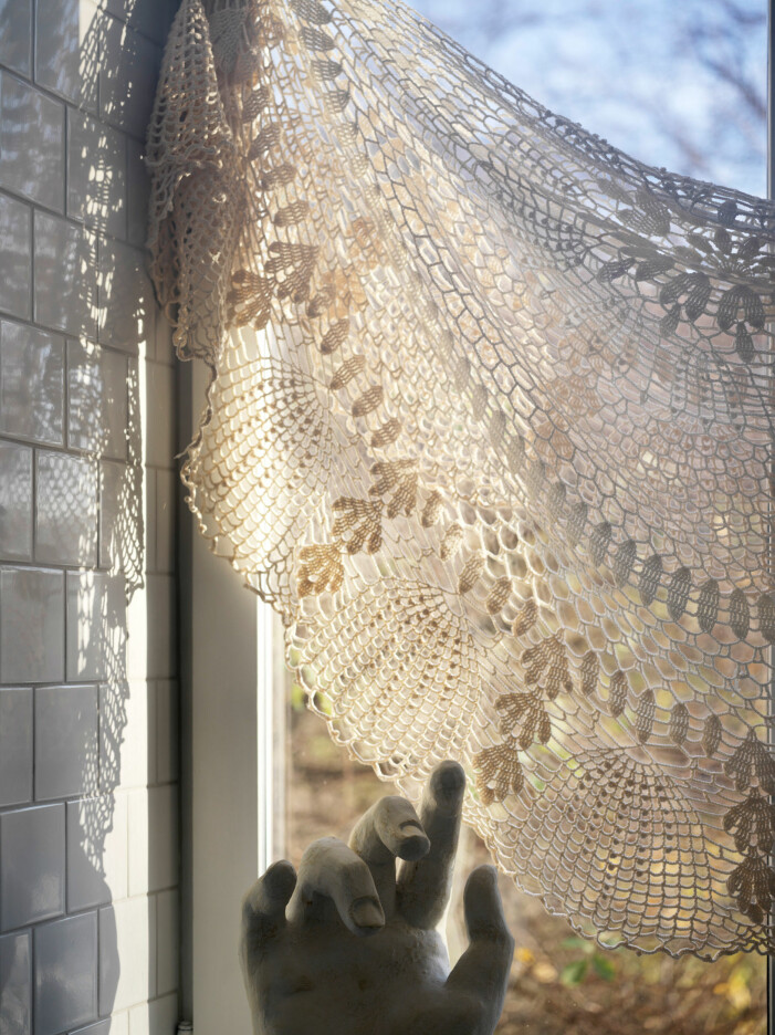Skapa avkopplande och lummiga miljöer med en virkad gardin som hos stylisten Sasa Antic. Foto: Stellan Herner | Syns i: <a target="_blank" href="https://www.elle.se/decoration/farginspiration-och-smarta-diy-losningar-hos-stylisten-pa-sodermalm/7250581">Färginspiration och smarta DIY-lösningar hos stylisten på Södermalm</a>. Inspireras av stylisten Sasa Antic och börja virka i sommar
