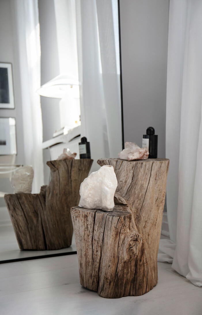 Hållbar och naturnära inredning när den är som bäst hos Gabriella Ferrero (@saint.fabien). Foto: Alice Johansson Stylist: Anna Bjelkholm | Syns i: <a target="_blank" href="https://www.elle.se/decoration/diy-designklassiker-hos-inredaren/7327645">Designklassiker, DIY och naturfärger hemma hos inredaren i Göteborg</a>. Inred med naturnära objekt hemma