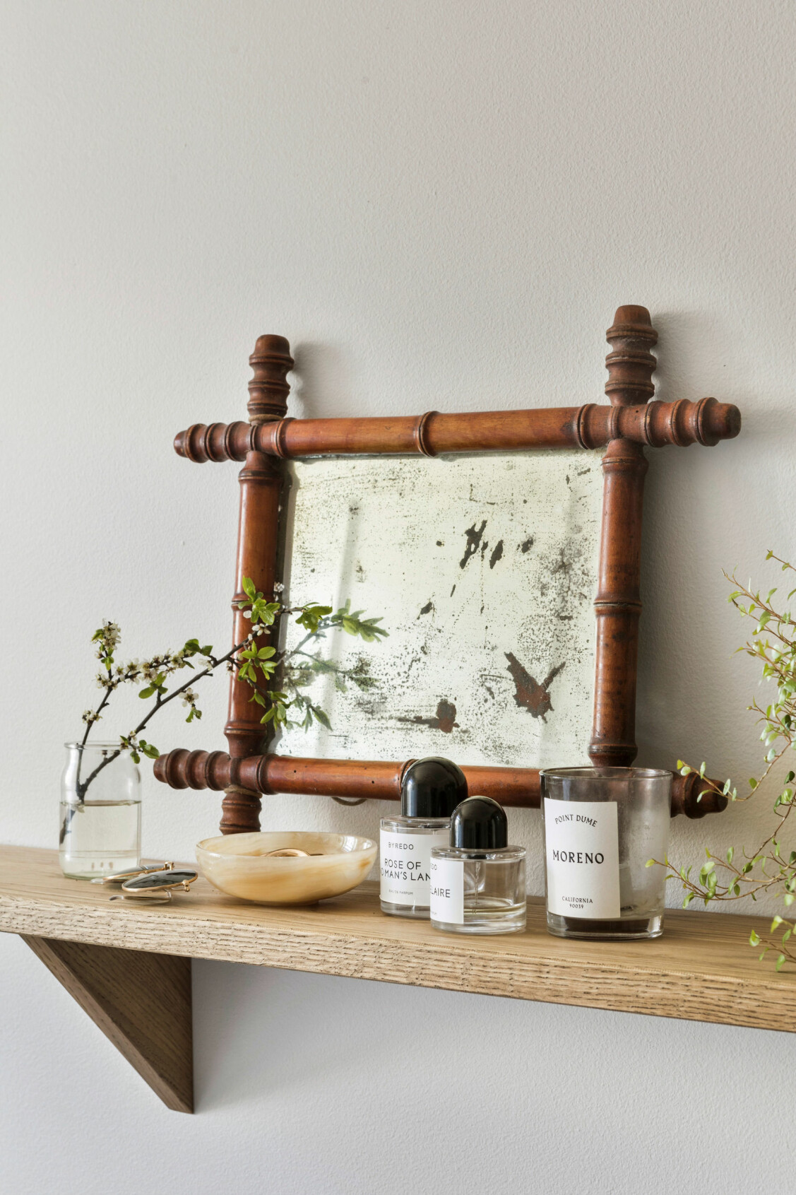 Gör som Emely Crona och blanda gammalt och nytt för ett mer dynamiskt stilleben. Foto: Mikael Lundblad Stylist: Emma Wallmén | Syns i: <a target="_blank" href="https://www.elle.se/decoration/wow-kolla-in-emelys-inspirerande-tavelvagg/5429368">En magisk tavelvägg och vintage i perfekt mix på Östermalm i Stockholm</a>. Så skapar du somriga stilleben