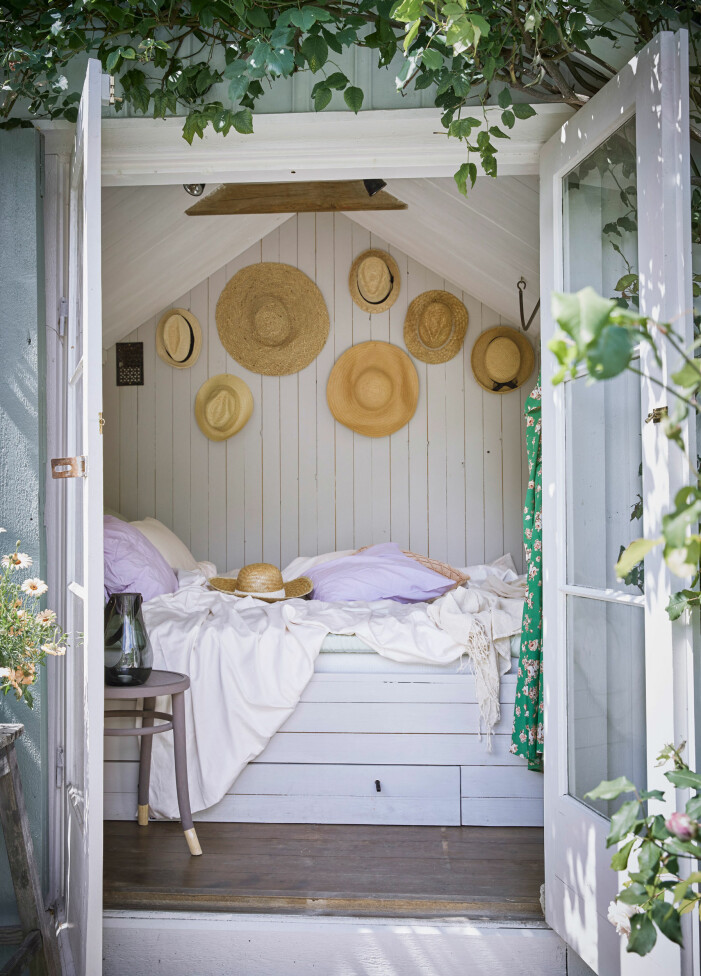 Naturnära harmoni genomsyrar ELLE-profilen Elin Lannsjös kolonilott i hjärtat av Göteborg. Foto: Fanny Rådvik | Syns i: <a target="_blank" href="https://www.elle.se/decoration/elin-lannsjos-kolonilott-i-goteborg/7503956">Elin Lannsjös magiska kolonilott mitt i Göteborg – kika in</a>. Skapa vackra tavelväggar med andra objekt än bara tavlor och foton