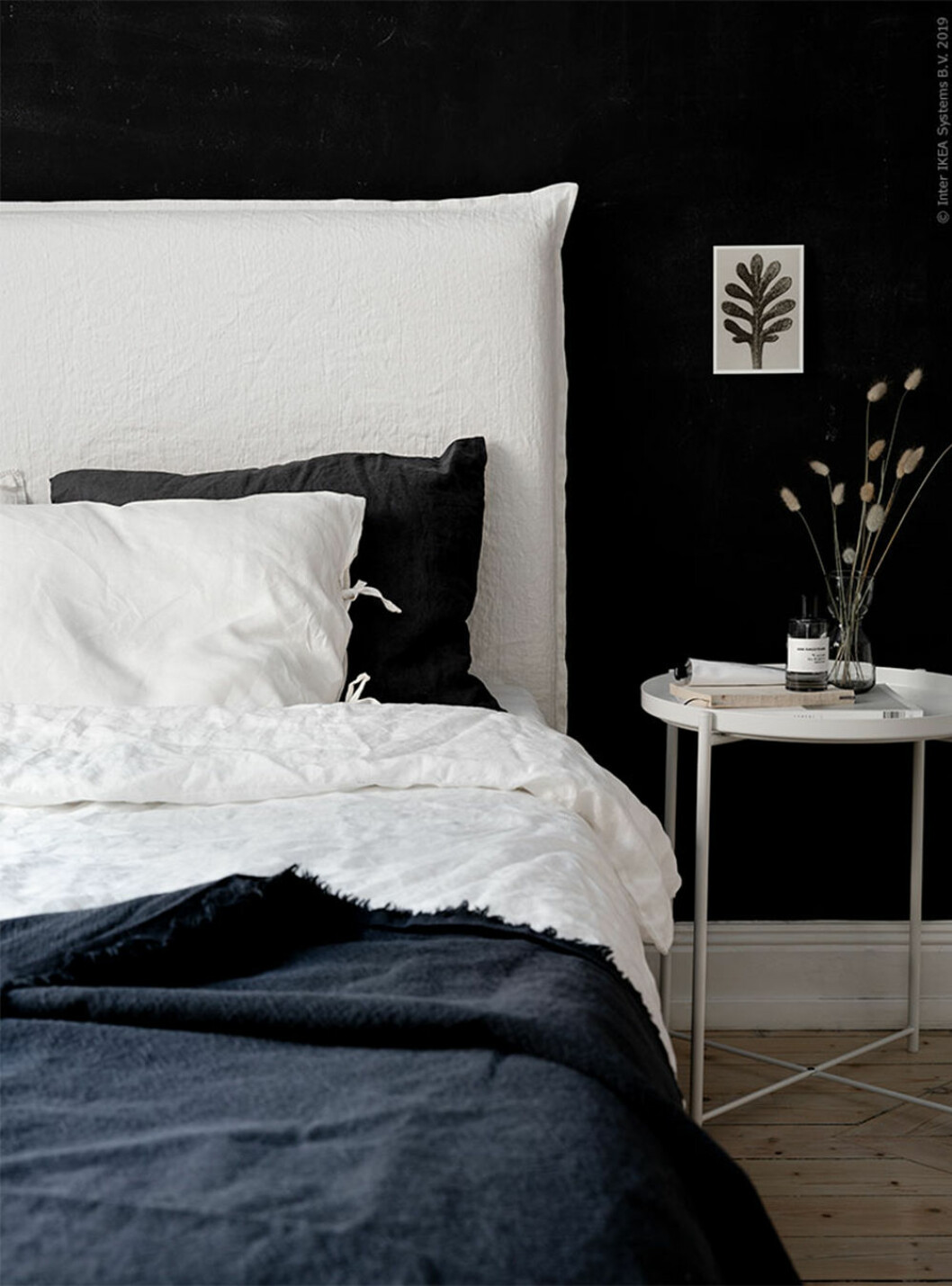En trendig sänggavel i linne går att fixa utan att köpa en helt ny möbel. Foto: Alicia Sjöström Styling: Anna Lenskog Belfrage för <a href="https://livethemma.ikea.se/diy-loose-fit-sanggavel/" target="_blank" rel="noopener">Ikea Livet Hemma</a> DIY-sänggavel i linnetyg från Ikea