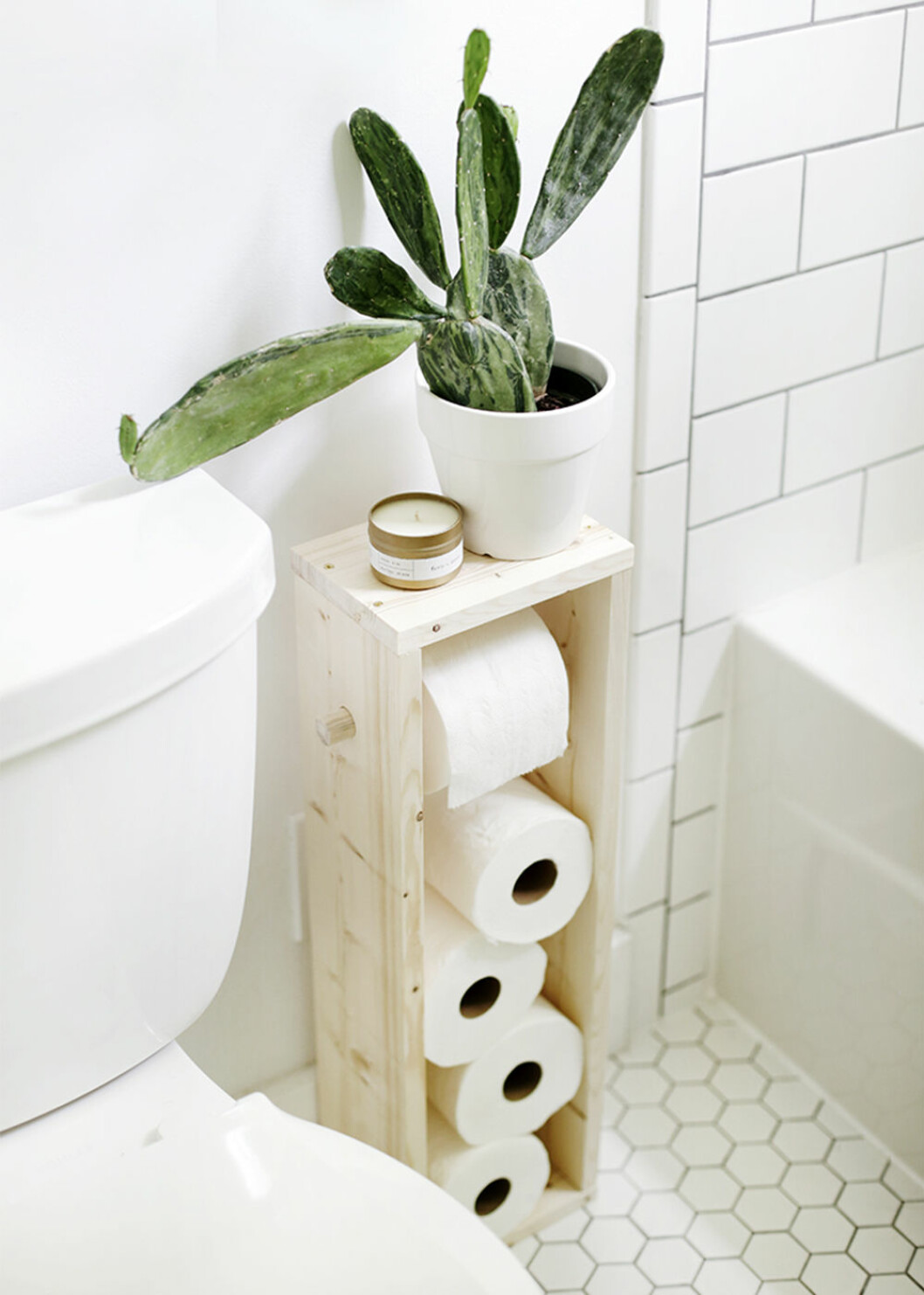 Foto: <a href="https://themerrythought.com/diy/diy-toilet-paper-stand/" target="_blank" rel="noopener">The Merry Thought</a> DIY toalettpappershållare