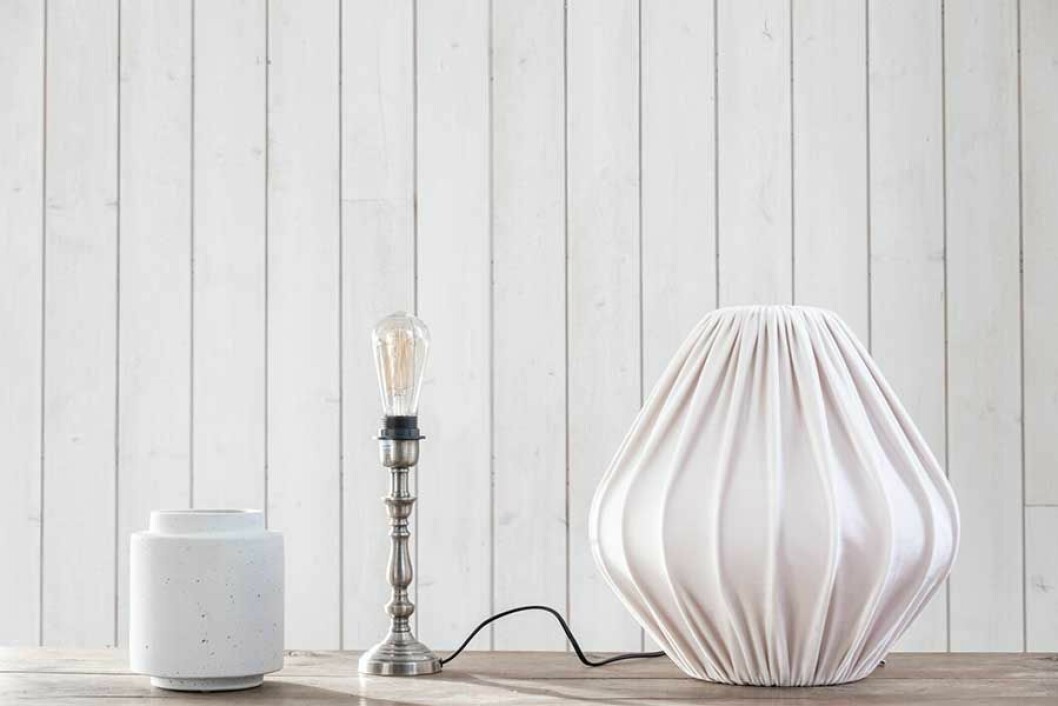 En vas, en lampfot och en lampskärm behövs för att skapa en personlig bordslampa
