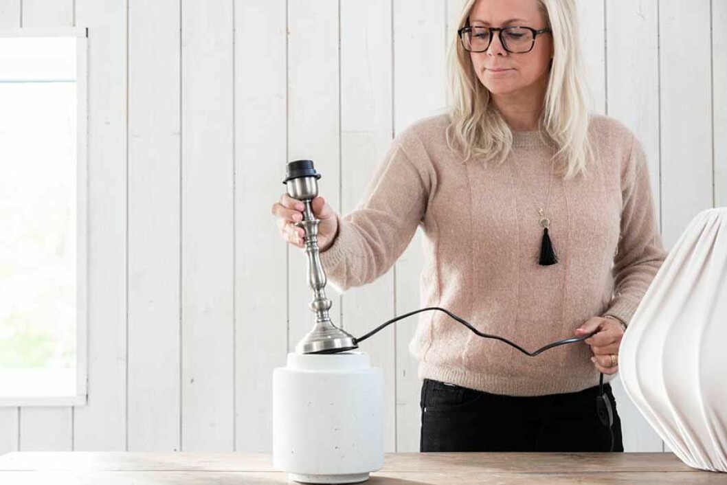 Lampfoten sätts in i vasen