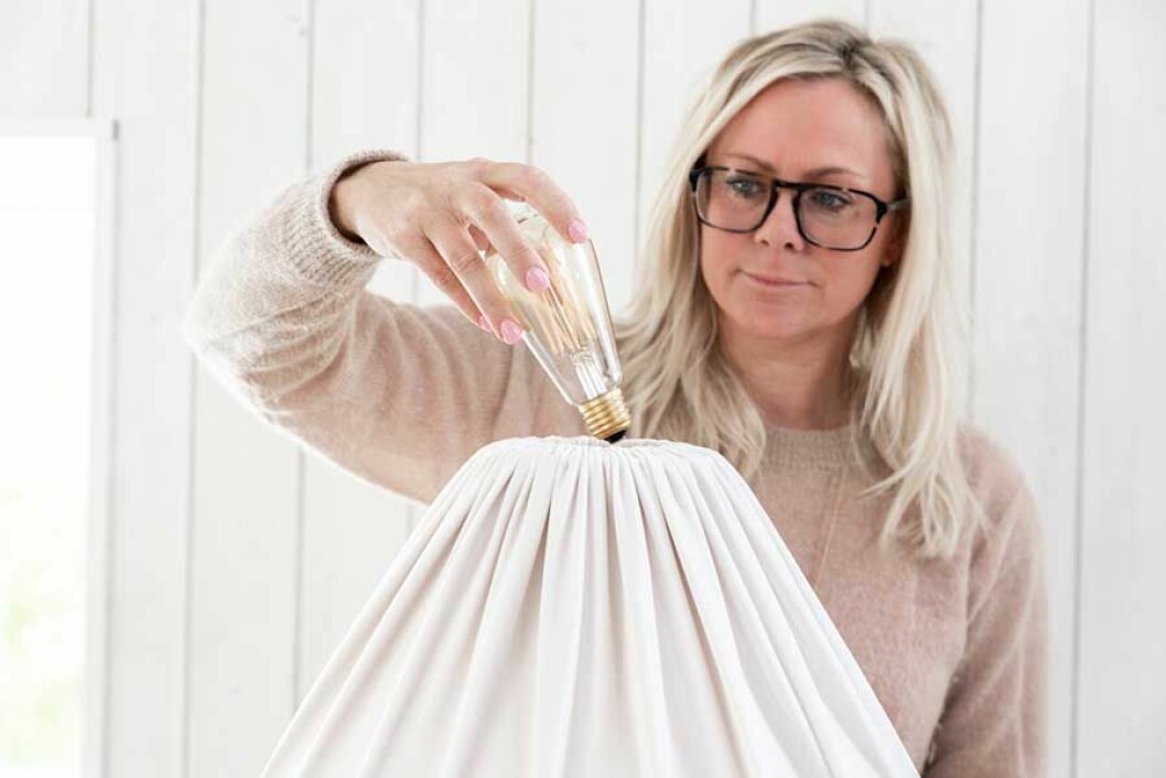 Lampan skruvas i och nu är din personliga bordslampa klar