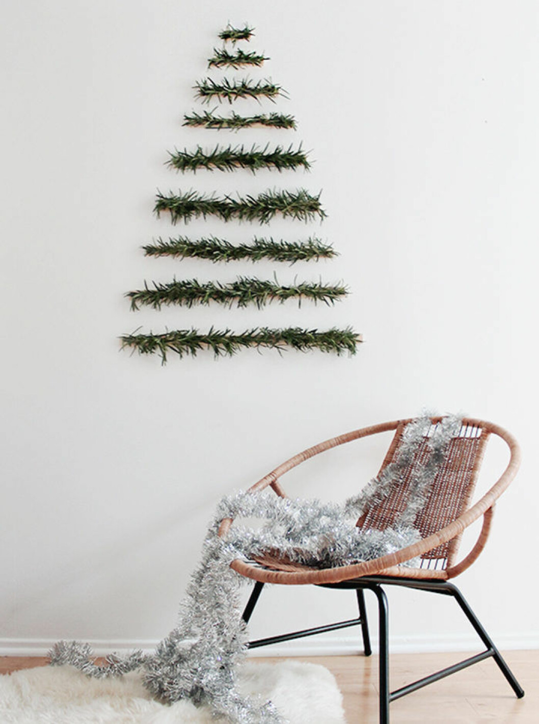 Foto: <a href="http://almostmakesperfect.com/2014/12/03/diy-makeshift-xmas-tree-wall-hanging/" target="_blank" rel="noopener">Almost makes perfect</a> diy_gran
