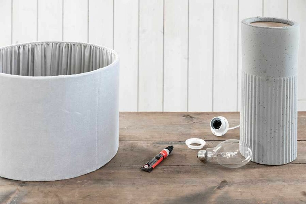 Lampskärm, vas, lampa, superlim och lampsladd med ringfästen för lampskärm