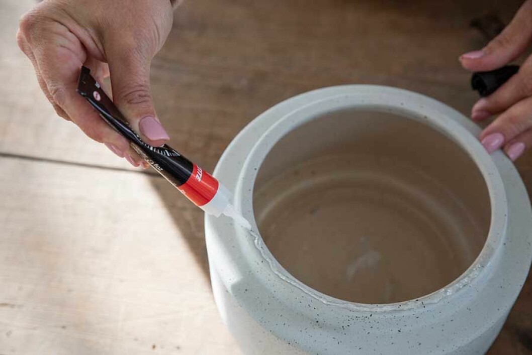 Lampskärmen limmas fast på vasen eller krukan