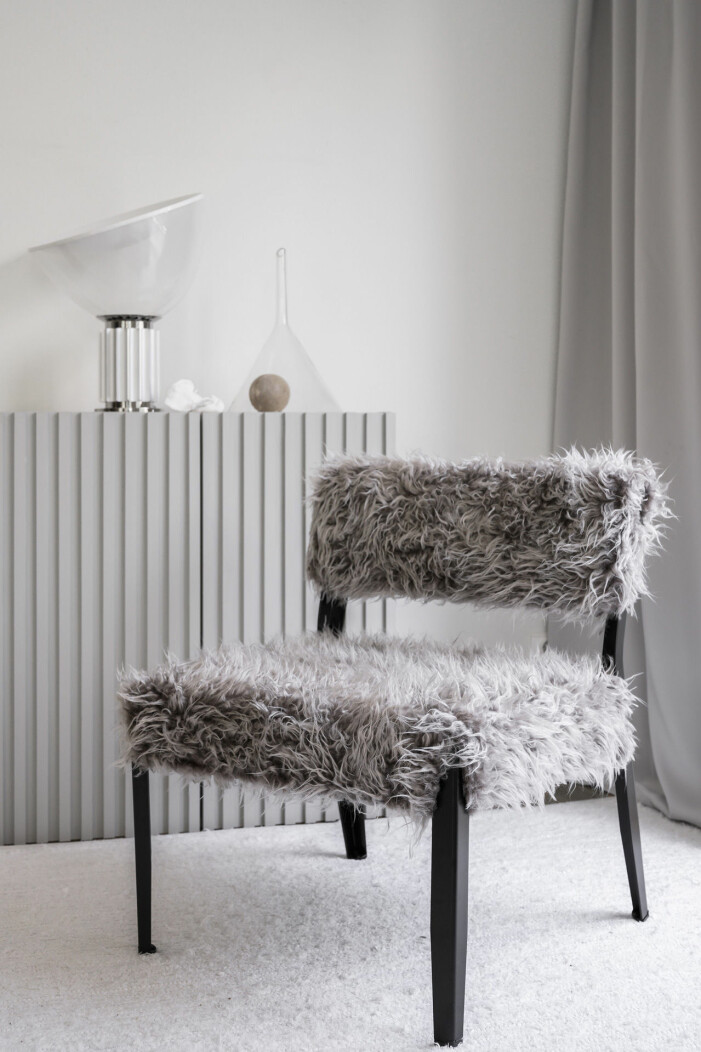 Foto: <a target="_blank" href="https://www.elle.se/decoration/diy-sa-klar-du-om-din-stol-med-fuskpals/4745556">Helena Nord</a>. Klä om stolen med fuskpäls