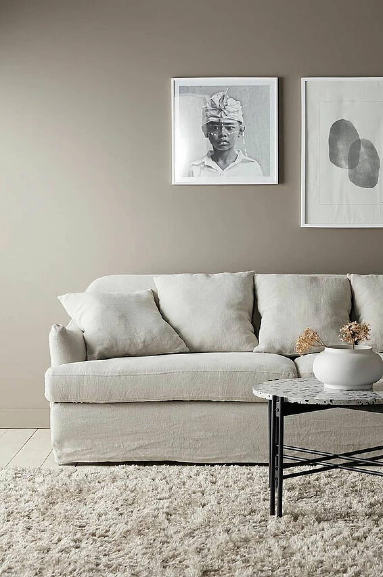 vit soffa med kuddar i vardagsrum